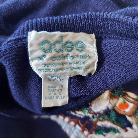 Vintage Adee of California Embroidered "Racoon Gone Fishing" V-Neck Sweater - Picture 6 of 7